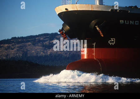 Frachter in Gulf Islands, Bogen, British Columbia, Kanada. Stockfoto