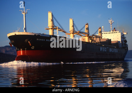 Frachter segelt durch Georgia Strait, British Columbia, Kanada. Stockfoto