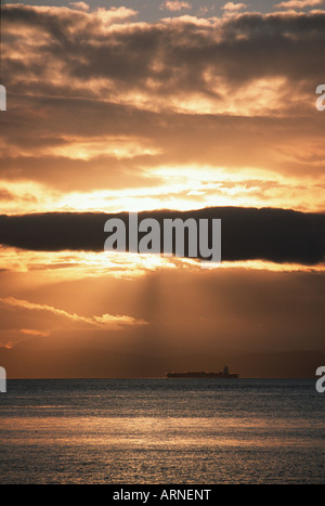 Frachter segelt durch Georgia Strait bei Sonnenuntergang, Britisch-Kolumbien, Kanada. Stockfoto