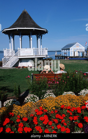 Sidney Waterfront Musikpavillon mit bunten Blumen, Vancouver Island, British Columbia, Kanada. Stockfoto