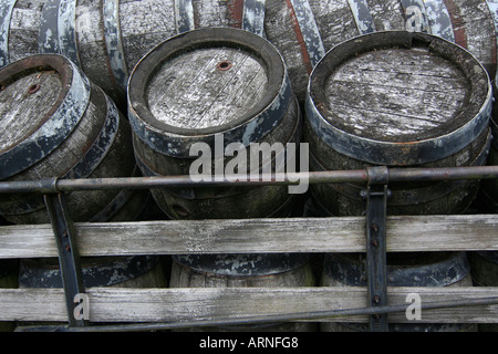 Alte hölzerne Bierfässer auf einem Wagen Stockfoto