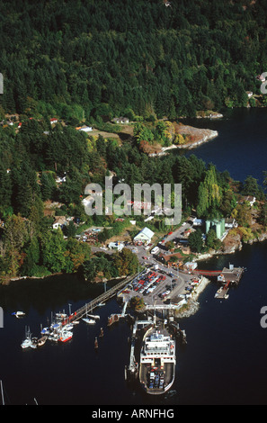 Fulford Hafen Antenne mit Fähre am Dock Saltspring Island, British Columbia, Kanada. Stockfoto