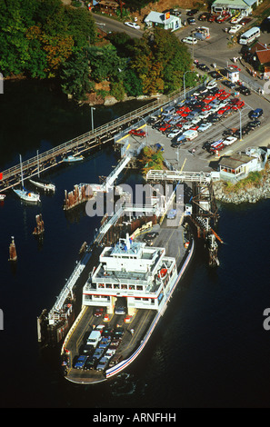 Fulford Hafen Antenne mit Fähre am Dock Saltspring Island, British Columbia, Kanada. Stockfoto