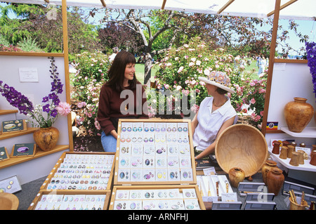 Ganges Sommer Sonntagsmarkt - Schmuck Handwerker, Salt Spring Island, Britisch-Kolumbien, Kanada. Stockfoto