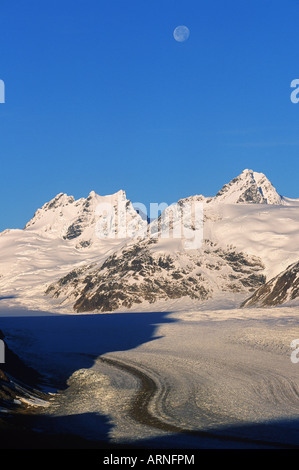 Lachs-Gletscher mit Mond, Stewart, Britisch-Kolumbien, Kanada. Stockfoto