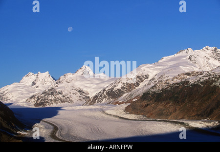 Lachs-Gletscher mit Mond, Stewart, Britisch-Kolumbien, Kanada. Stockfoto