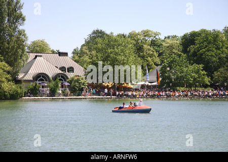 Den Kleinhesseloher See und Biergarten Seehaus englischer Garten München, Bayern, Deutschland Stockfoto