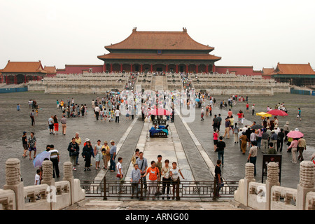 Touristen in der verbotenen Stadt in Peking Stockfoto