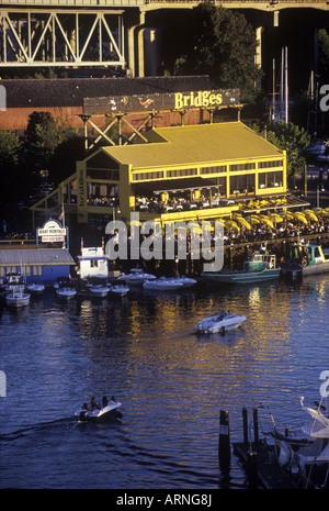 Gut besuchten Restaurant auf Granville Island, False Creek, Vancouver, Britisch-Kolumbien, Kanada. Stockfoto