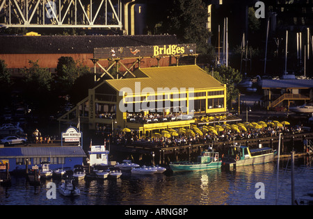 Gut besuchten Restaurant auf Granville Island, False Creek, Vancouver, Britisch-Kolumbien, Kanada. Stockfoto