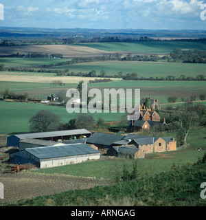 Landwirtschaftliche Gebäude und Ackerland in der Nähe von Hungerford Shalbourne, West Berkshire Stockfoto