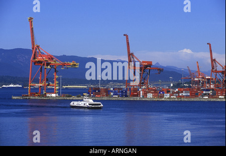 Seabus überqueren den Burrard Inlet mit Cargo Schiff Krane über. Die Fähre von North Vancouver nach Downtown Vancouver, British C Stockfoto