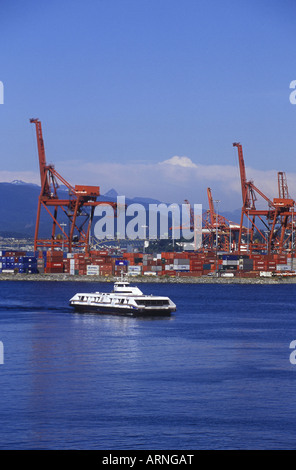 Seabus überqueren den Burrard Inlet mit Cargo Schiff Krane über. Die Fähre von North Vancouver nach Downtown Vancouver, British C Stockfoto