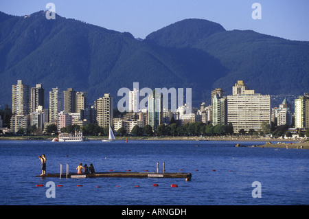 Kinder spielen auf einem Dock in English Bay entlang Kitsilano Beach, Downtown Vancouver über Vancouver, British Columbia, Kanada. Stockfoto