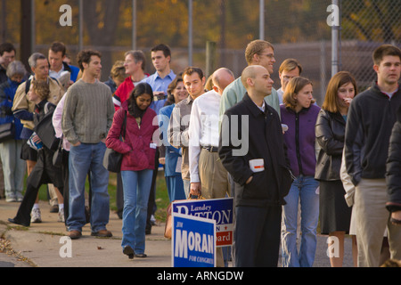 ARLINGTON VIRGINIA USA Wähler Line-up in den frühen Morgenstunden, bei den Präsidentschaftswahlen Lyon Dorfgemeinschaftshaus stimmen Stockfoto