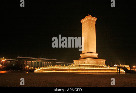 Das Denkmal für die Helden der Völker in der Nacht am Tiananmen-Platz in Peking China Stockfoto