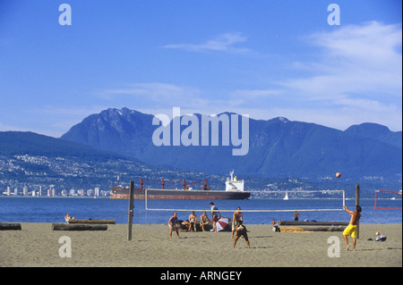 Menschen Sie spielen Volleyball am Kitsilano Beach, Handelsschiff in English Bay und North Shore, Vancouver, Britisch-Kolumbien Stockfoto