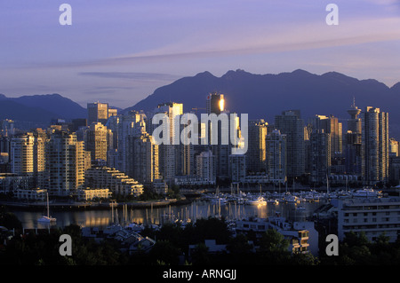 Blick nach Westen über False Creek in die Innenstadt bei Tagesanbruch, Vancouver, Britisch-Kolumbien, Kanada. Stockfoto