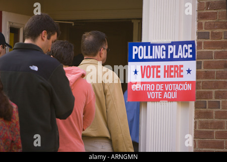 ARLINGTON VIRGINIA USA - Wähler Line-up in den frühen Morgenstunden, bei den Präsidentschaftswahlen 2004 zu stimmen. Stockfoto