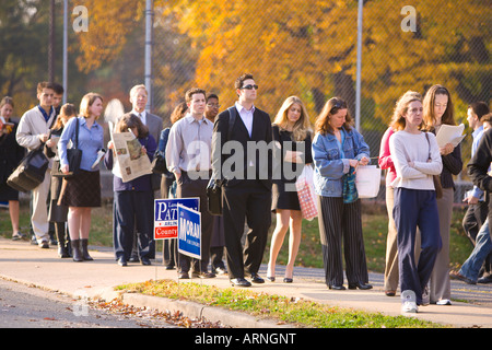 ARLINGTON VIRGINIA USA Wähler Line-up in den frühen Morgenstunden, bei den Präsidentschaftswahlen Lyon Dorfgemeinschaftshaus stimmen Stockfoto