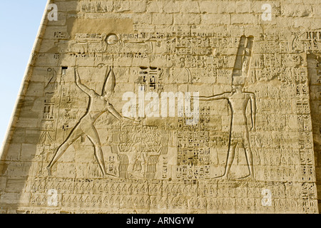 Porträt des Pharao Ramses III und Gott Amon Ra am Eingang des Tempels Medinat Habu Luxor West Bank Ägypten Stockfoto