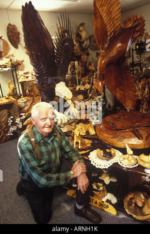 Qualicum Beach Local Handwerker, Holzschnitzer Paul Bourbeau in seinem Atelier, Vancouver Island, British Columbia, Kanada. Stockfoto