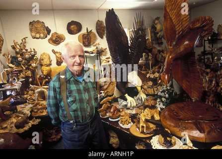 Qualicum Beach Local Handwerker, Holzschnitzer Paul Bourbeau in seinem Atelier, Vancouver Island, British Columbia, Kanada. Stockfoto