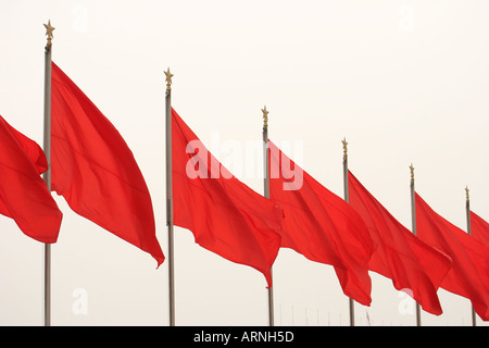 rote Fahnen am Tiananmen-Platz in Peking China Stockfoto