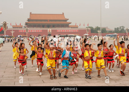 Schulkinder, die Durchführung einer Tanz am Tiananmen-Platz in Peking China Stockfoto