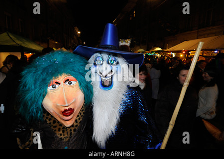 Porträt von typischen Karnevalsmasken während des Karnevals in Bern, Schweiz. Stockfoto