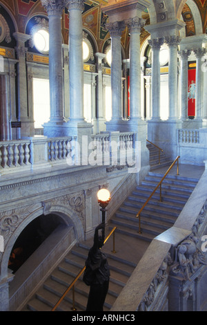 USA Vereinigte Staaten von Amerika Washington DC Bibliothek des Kongresses Innentreppen und gestrichenen Wänden Stockfoto