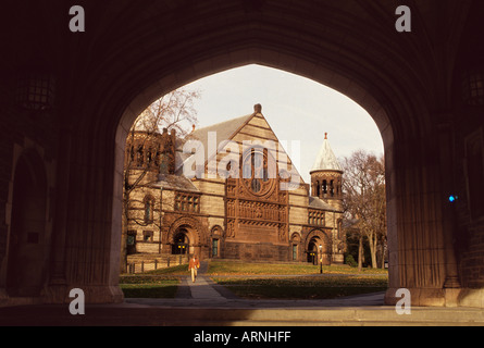 Princeton University, Alexander Hall durch den Blair Hall Bogen auf dem Campus in Princeton New Jersey, USA. Ivy League College. Stockfoto