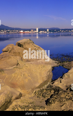 Blick vom Jack Point über Nanaimo Harbour mit Sandstein Vordergrund, Vancouver Island, British Columbia, Kanada. Stockfoto