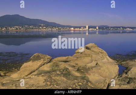 Blick vom Jack Point über Nanaimo Harbour mit Sandstein Vordergrund, Vancouver Island, British Columbia, Kanada. Stockfoto