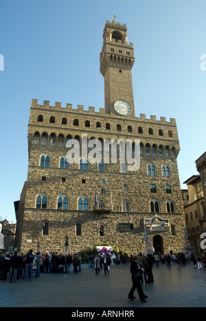 Palazzo Vecchio, Florenz Rathaus und Ratssaal, die aus 1299, mit gezahnten Dach und Turm von Arnolfo stammen. Stockfoto