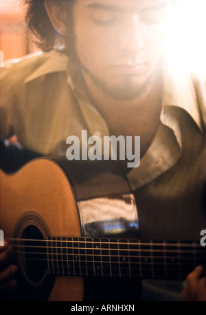 Weiche, sanfte Bild eines jungen Mannes, Gitarre spielen Stockfoto