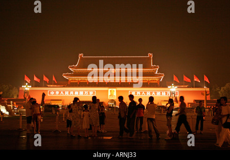 Die Verbotene Stadt in Peking China vom Tiananmen-Platz in der Nacht gesehen Stockfoto