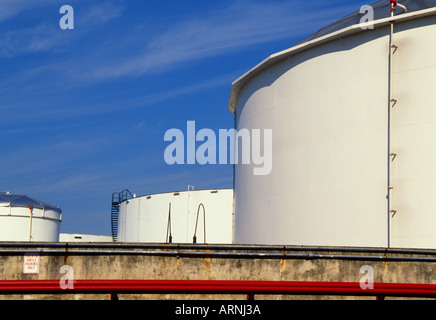 Flüssigöllager Lagertanks für Industriebrennstoffe, Öllagerbehälter, Kraftstoffsilos, chemische Raffinerie. Petrochemisches Kraftwerk.Öldepot. Stockfoto