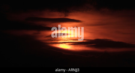 Sonnenuntergang hinter dunklen Wolken Stockfoto