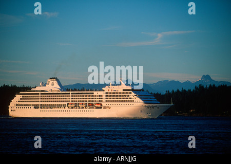 Campbell River, Johnstone Strait, Kreuzfahrtschiff "Seven Seas Mariner", Vancouver Island, British Columbia, Kanada. Stockfoto