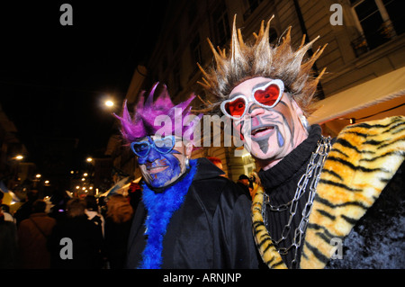 Porträt von Partygänger dressing mit Kostüm während des Karnevals in Bern, Schweiz. Stockfoto