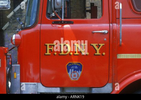 Detail der Tür des Feuerwehrwagens, der auf der Straße geparkt ist. FDNY, New York City. Nahaufnahme. Niemand im Feuerwehrfahrzeug Stockfoto
