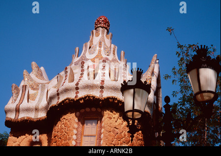 Spanien Barcelona Catalunya Guell Park (Parc Guell) (Palau Guell) Torhaus Mosaikdach. Architekt Gaudi (Antoni Gaudi i Cornet). Jugendstil Der Moderne Stockfoto