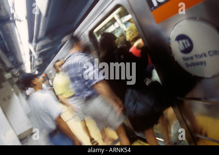 New York City U-Bahnstation Bahnsteig Rush Hour. Passagiere, die an der Grand Central Station am offenen Bahneingang einsteigen. Pendler gehen zur Arbeit. Midtown NYC USA Stockfoto