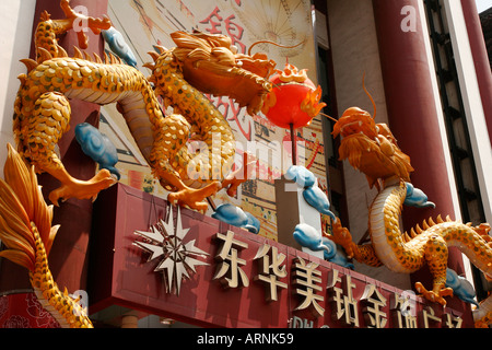 Traditionelle chinesische Drachen über einem Geschäft in Shanghai China Stockfoto