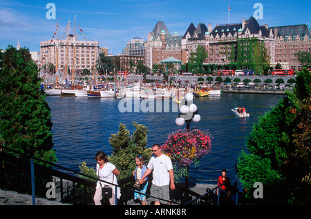 Touristen zu Fuß rund um den Innenhafen, Victoria, Vancouver Island, British Columbia, Kanada. Stockfoto