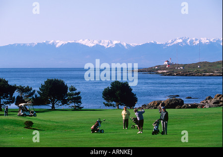 Victoria Golf Course mit der Olympic Peninsula Bergen und Trial Insel, Victoria, Vancouver Island, British Columbia, Kanada Stockfoto