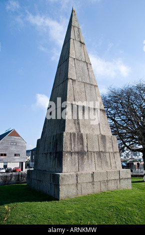 Falmouth Cornwall UK. Die pyramidenförmige Killigrew Monument, 1737, erinnert an die Familie Killigrew, der die Stadt gegründet Stockfoto