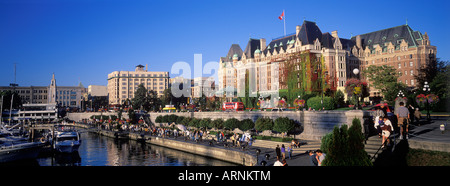 Doppelte Decker Busse geparkt vor dem Empress Hotel, Victoria, Vancouver Island, British Columbia, Kanada. Stockfoto