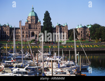 Victorias Innenhafen mit den Parlamentsgebäuden darüber hinaus, Victoria, Vancouver Island, British Columbia, Kanada. Stockfoto